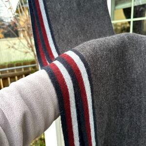 Tommy Hilfiger Gray Flag Logo Scarf – Y2K Stripe Knit Winter Accessory